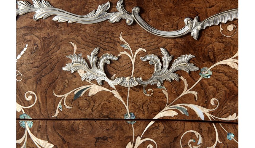 Chestnut burl bombé Commode with beautiful marquetry