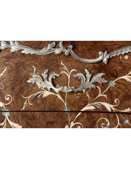 Chestnut burl bombé Commode with beautiful marquetry