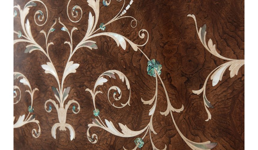 Chestnut burl bombé Commode with beautiful marquetry