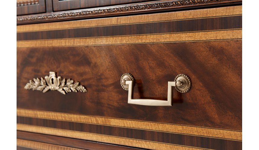 Traditional chest of drawers