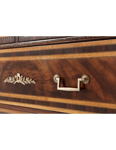 Traditional chest of drawers