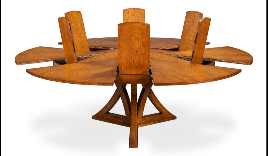 Efficient and flexible dining table