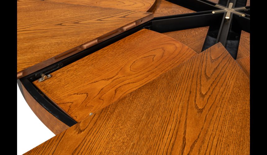 Efficient and flexible dining table