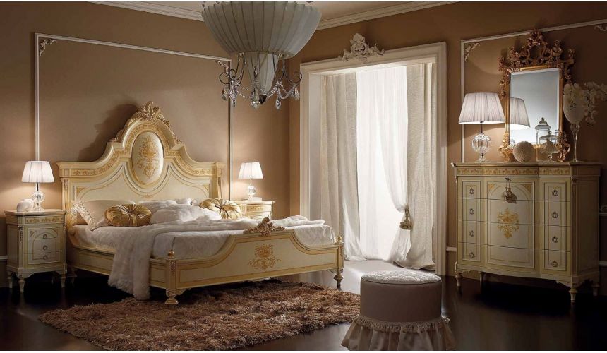 Queen and King Sized Beds Elegant bed set. Luxury furniture.