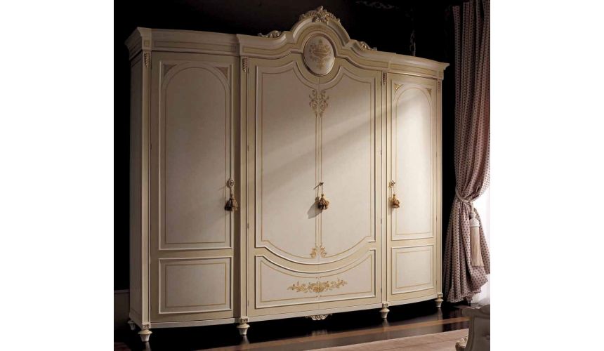 Queen and King Sized Beds Elegant bed set. Luxury furniture.