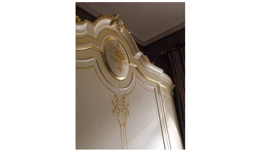 Queen and King Sized Beds Elegant bed set. Luxury furniture.