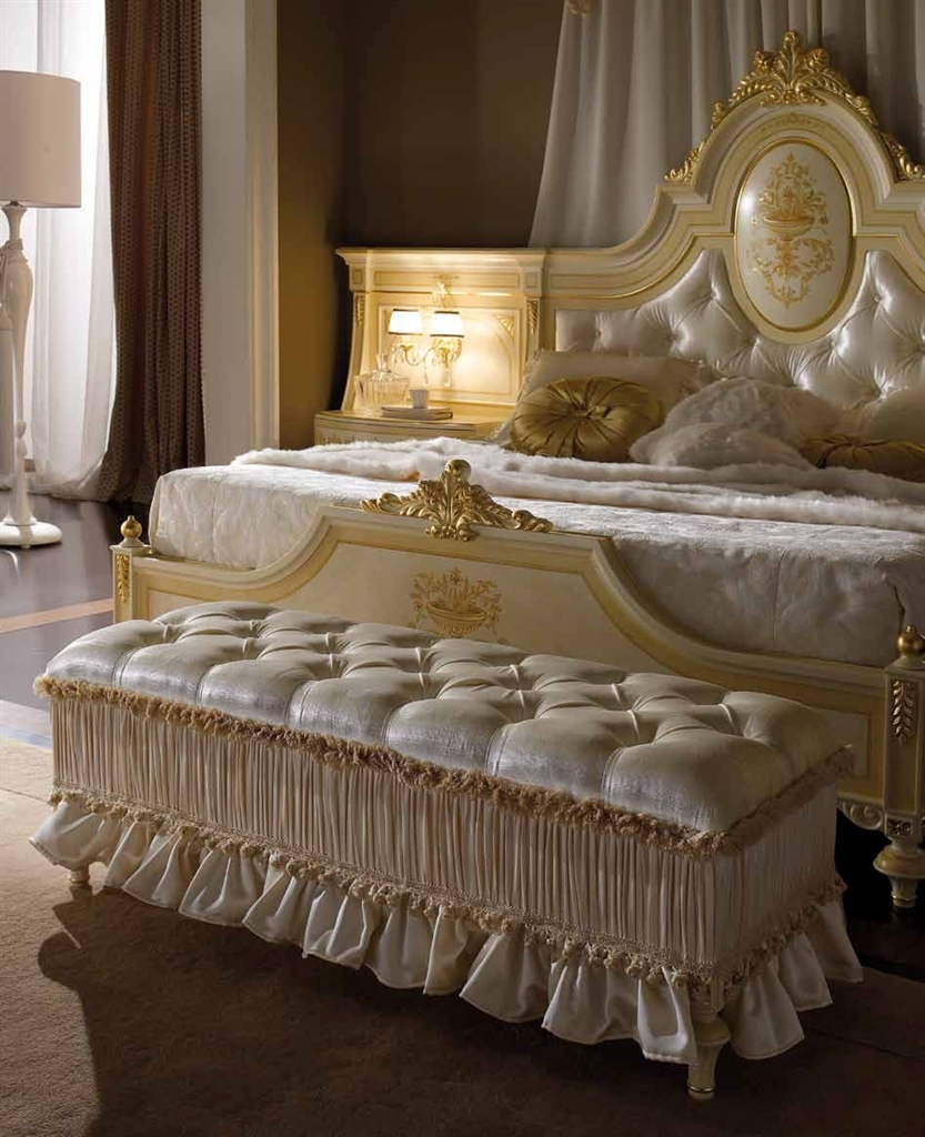 Queen and King Sized Beds Elegant bed set. Luxury furniture.