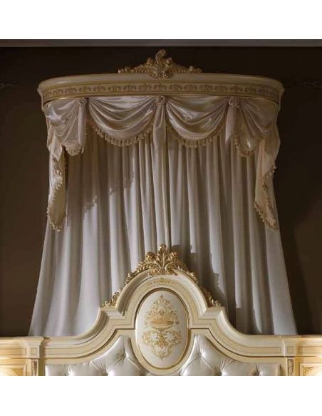 Queen and King Sized Beds Elegant bed set. Luxury furniture.